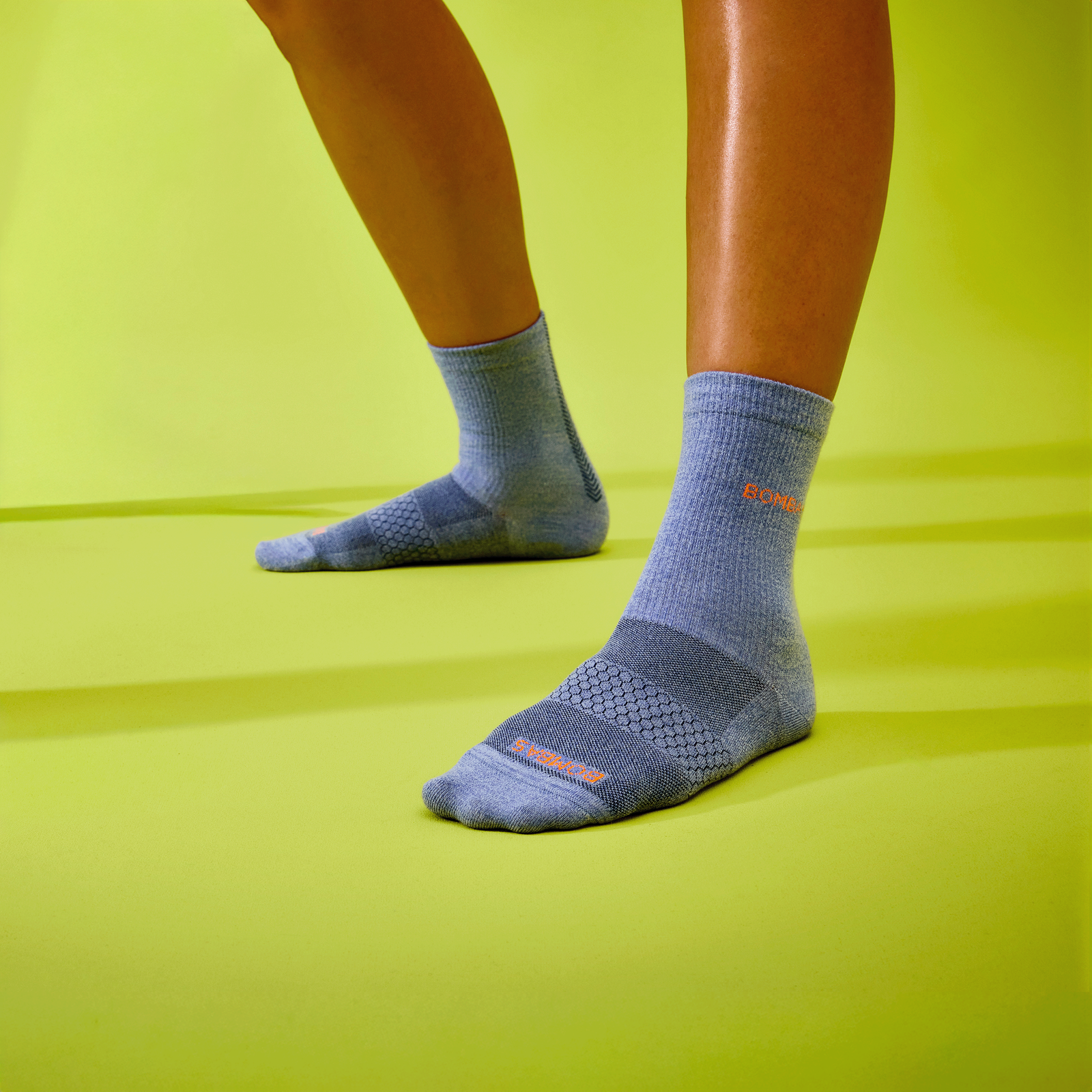 official-bombas::10074-oysterblue-skysailblue-adult-unisex-onmodel-0-transparent-v3.png