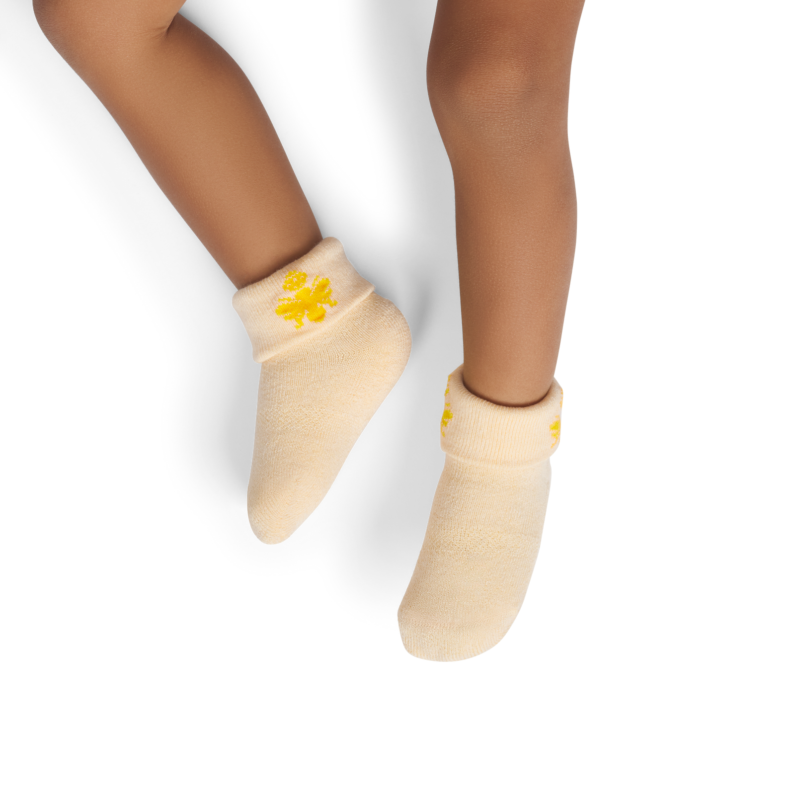 official-bombas::10273-meringue-softwhite-baby-0-6m-unisex-onmodel-2-transparent.png