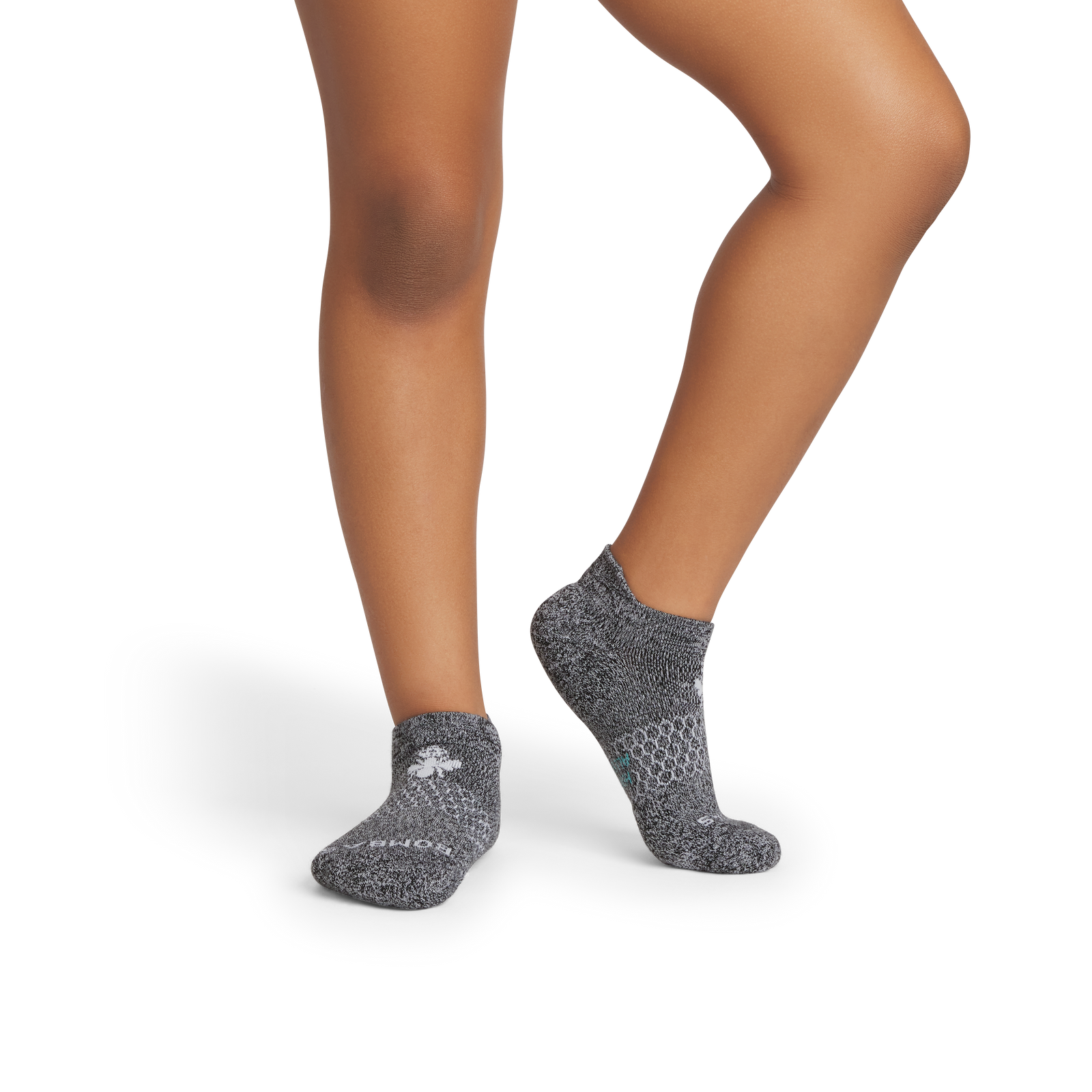 official-bombas::10339-black-white-youth-unisex-onmodel-2-transparent.png