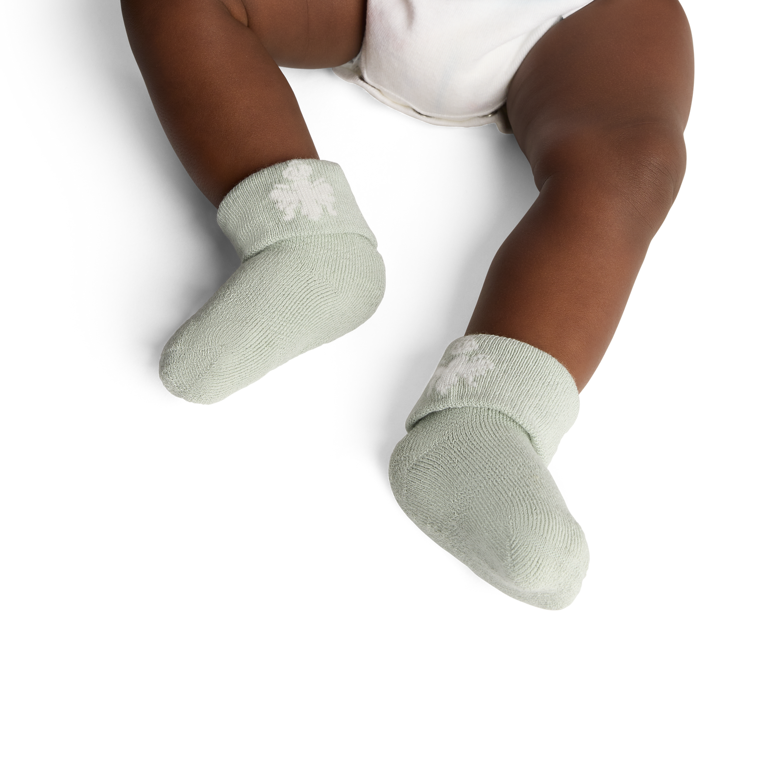 official-bombas::10370-faintfern-baby-0-6m-unisex-onmodel-2-transparent.png