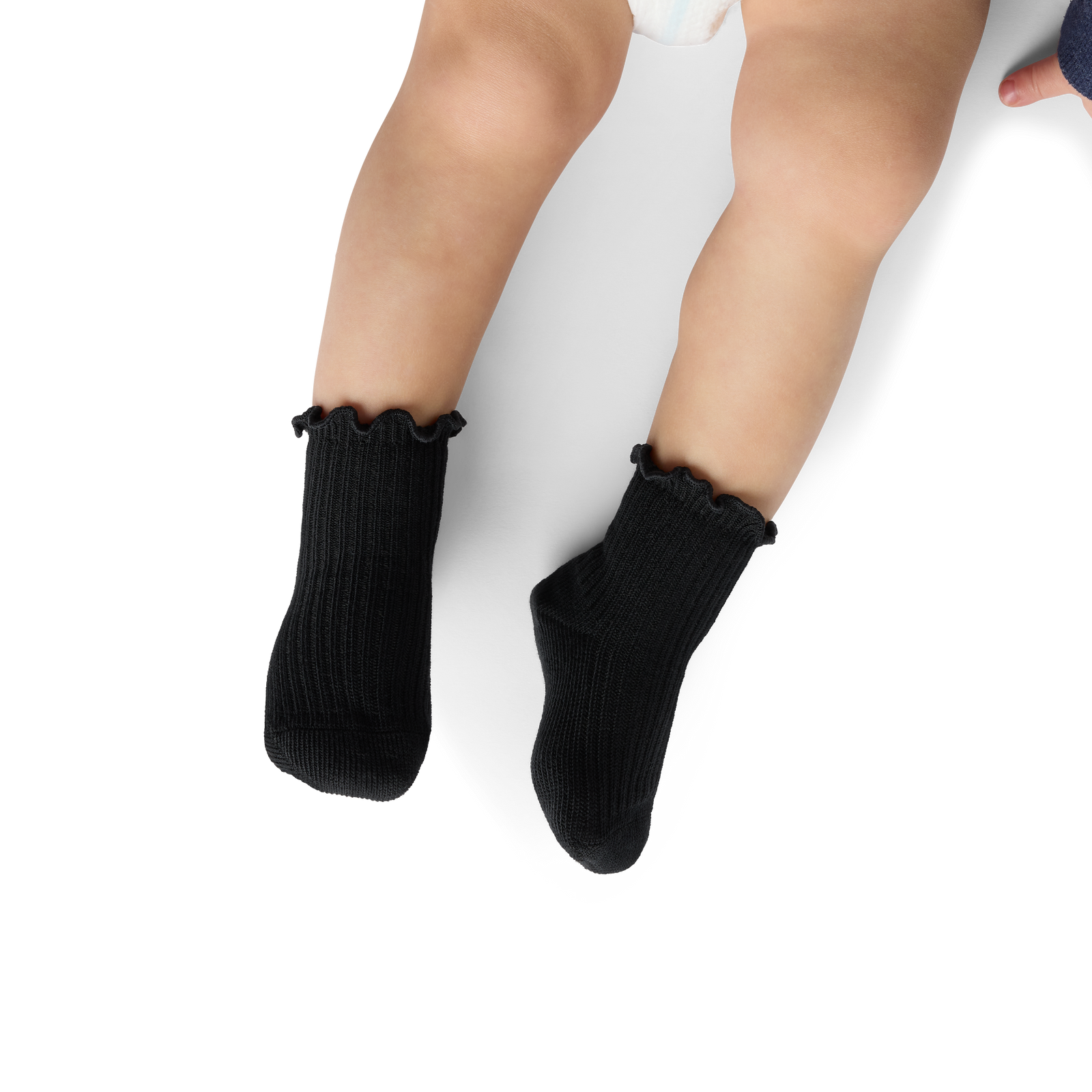 official-bombas::10423-black-baby-6-12-unisex-onmodel-2-transparent-_1_.png