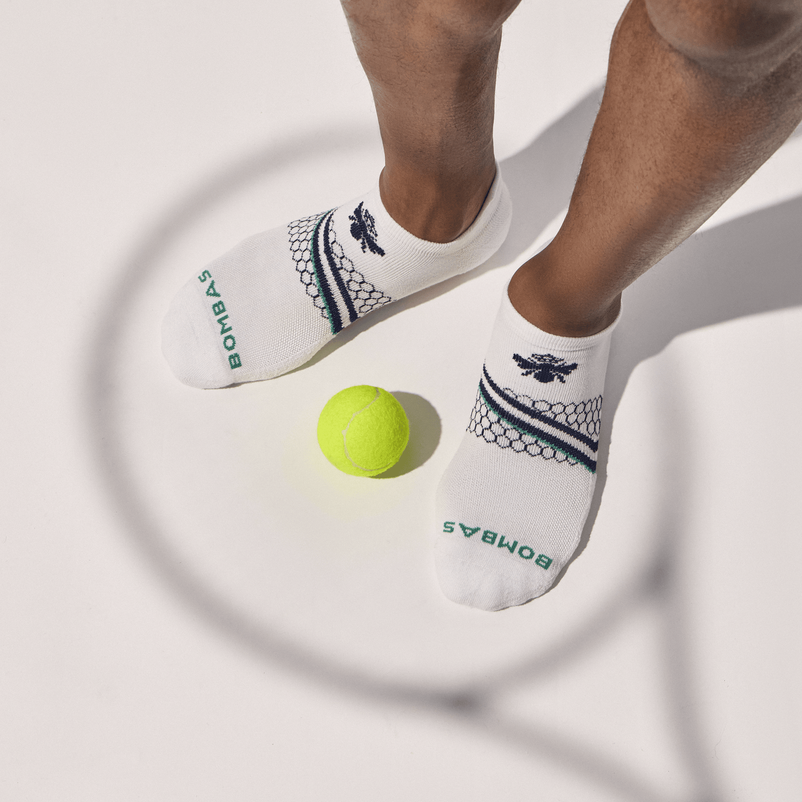 official-bombas::10444-white-midnightnavy-adult-unisex-onmodel-00-transparent.png