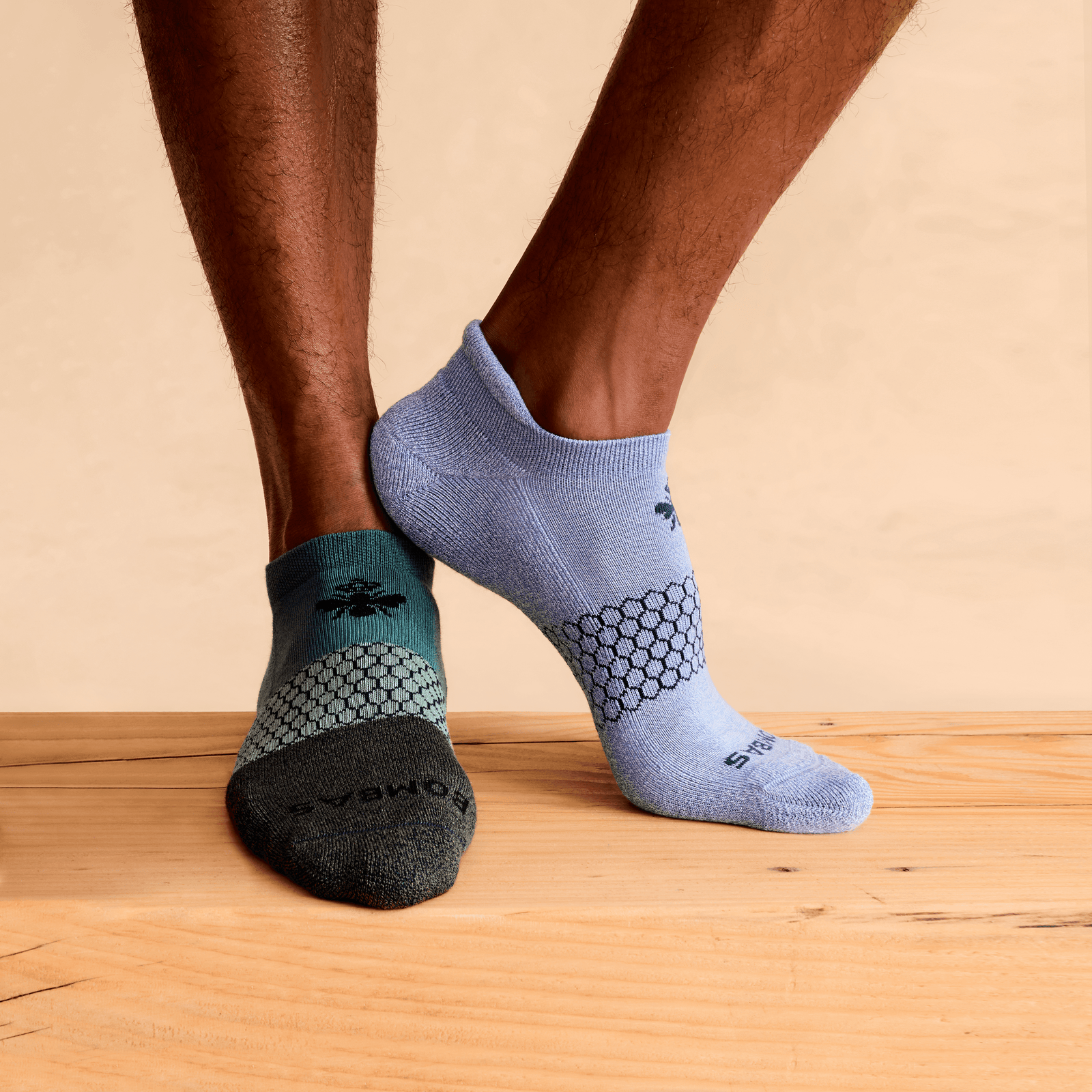 official-bombas::5747-oysterblue-midnightnavy-adult-unisex-onmodel-0-transparent-v3.png