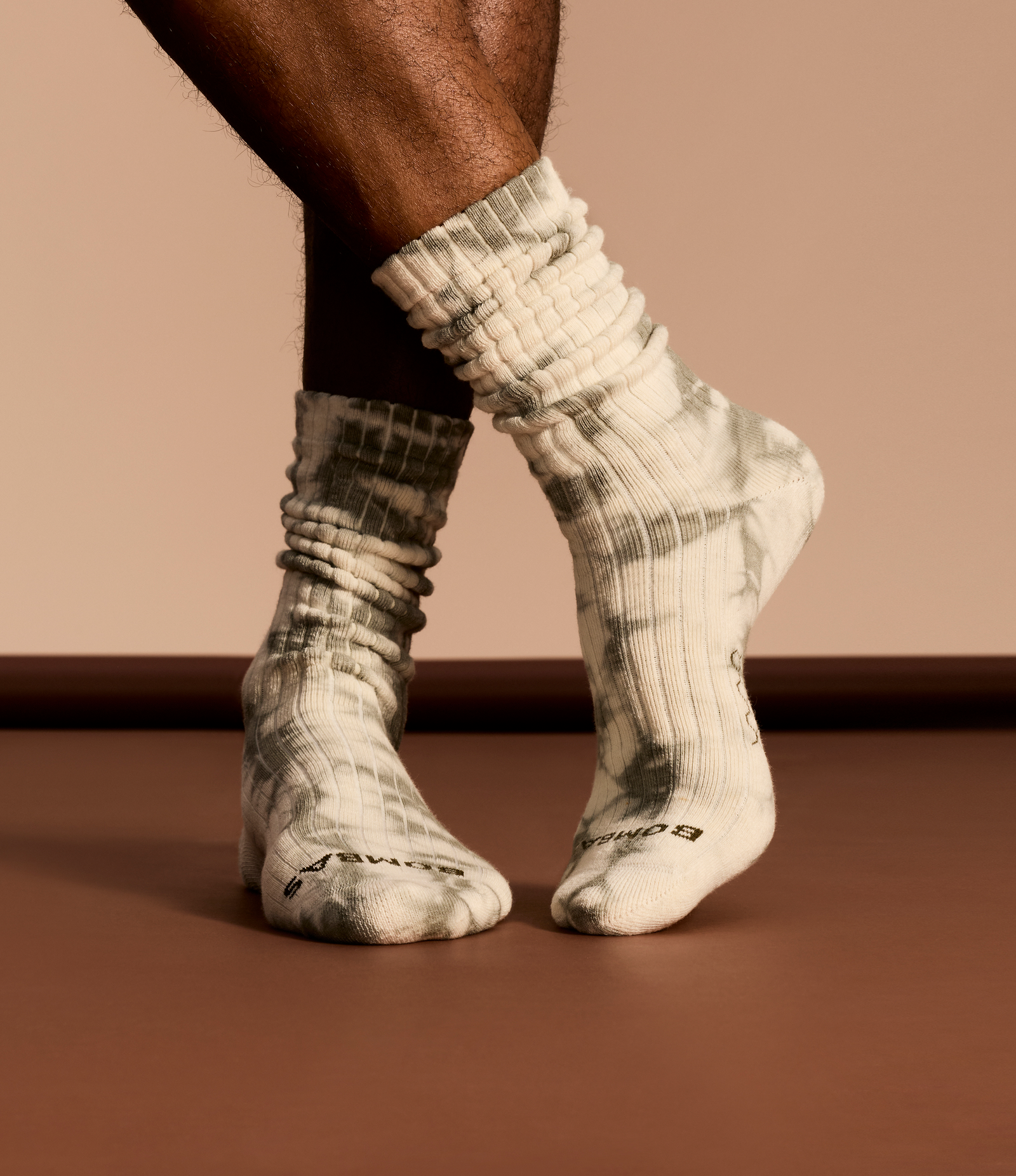 official-bombas::9802-sagehaze-adult-unisex-onmodel-0-transparent.png