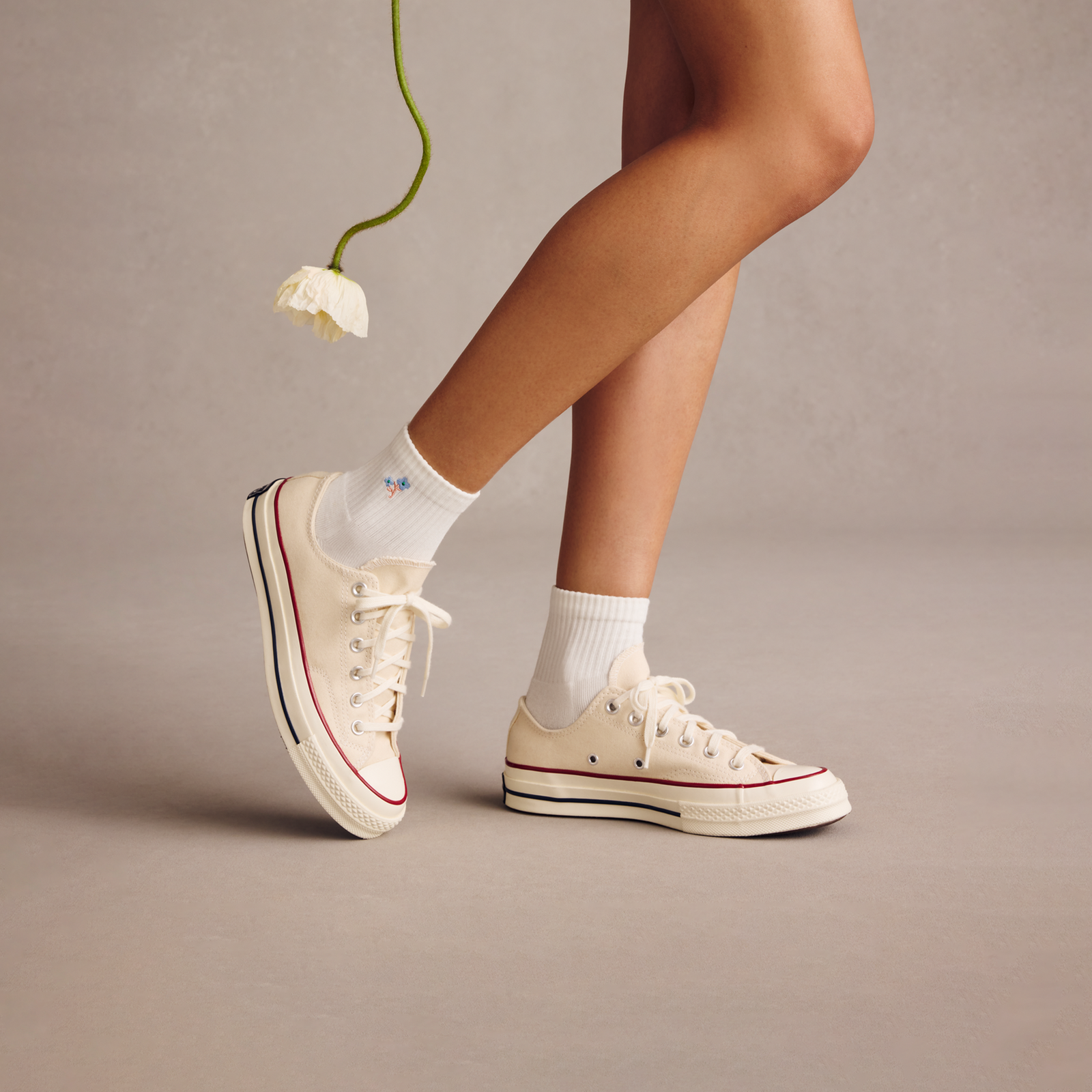official-bombas::w-floral-quarters-lifestyle-transparent.png